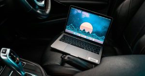 mac in car vehicle - plare.