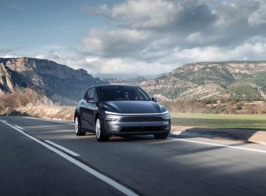 new tesla model y logo outdoor 1000x600 - plare.