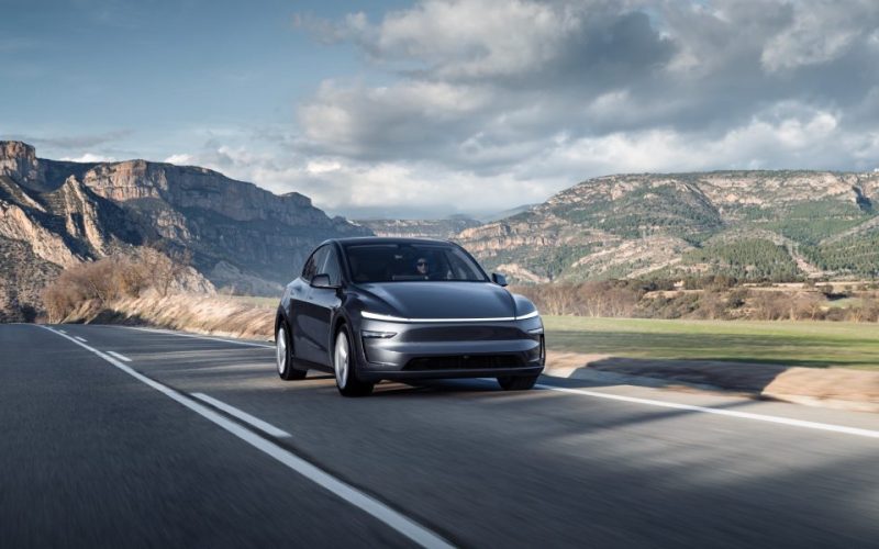 new tesla model y logo outdoor 1000x600 - plare.
