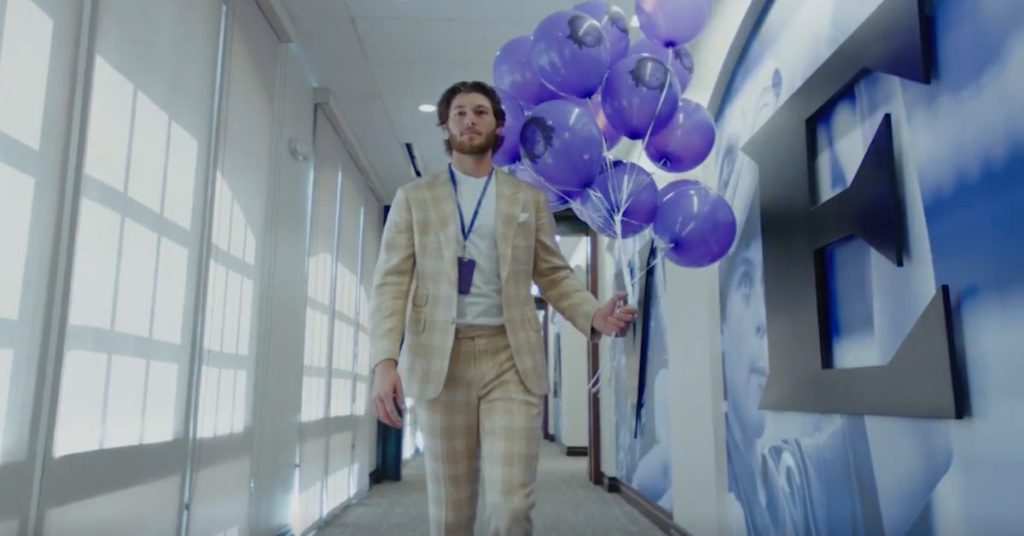 NFL parodies severance dans une vidéo comique de révélation de calendrier captivante