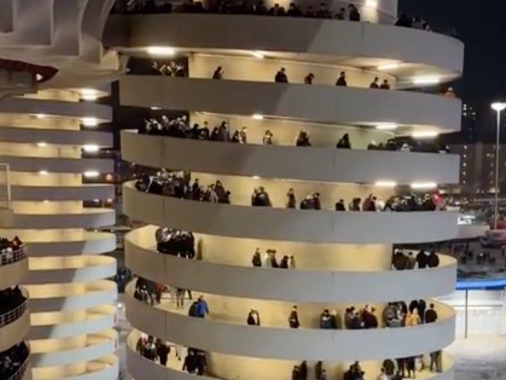 Découvrez l’illusion d’optique époustouflante des passerelles tournantes du stade San Siro !