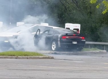 tesla ceybertruck vs dodge charger 1000x600 - plare.