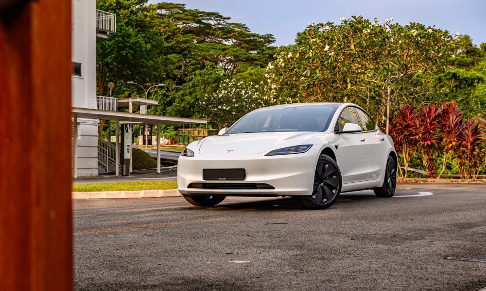 tesla model 3 white - plare.