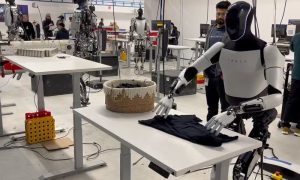 tesla optimus shirt folding laundry video 1000x600 - plare.