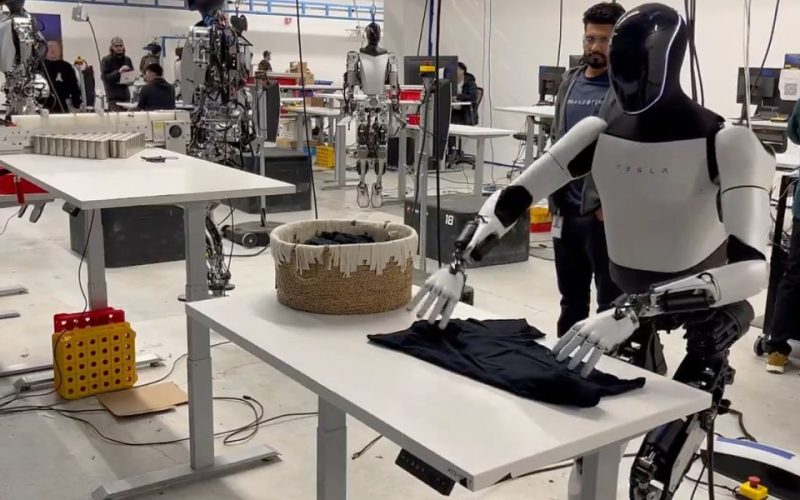 tesla optimus shirt folding laundry video 1000x600 - plare.