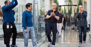tim cook apple fifth ave joz - plare.