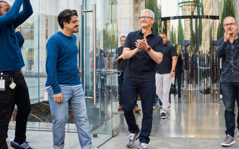 tim cook apple fifth ave joz - plare.