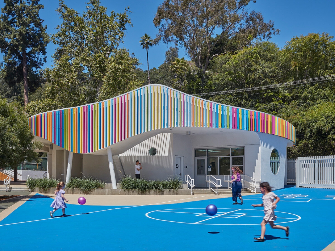 1748945945 752 Decouvrez comment LA School allie design ludique et innovation durable - plare.