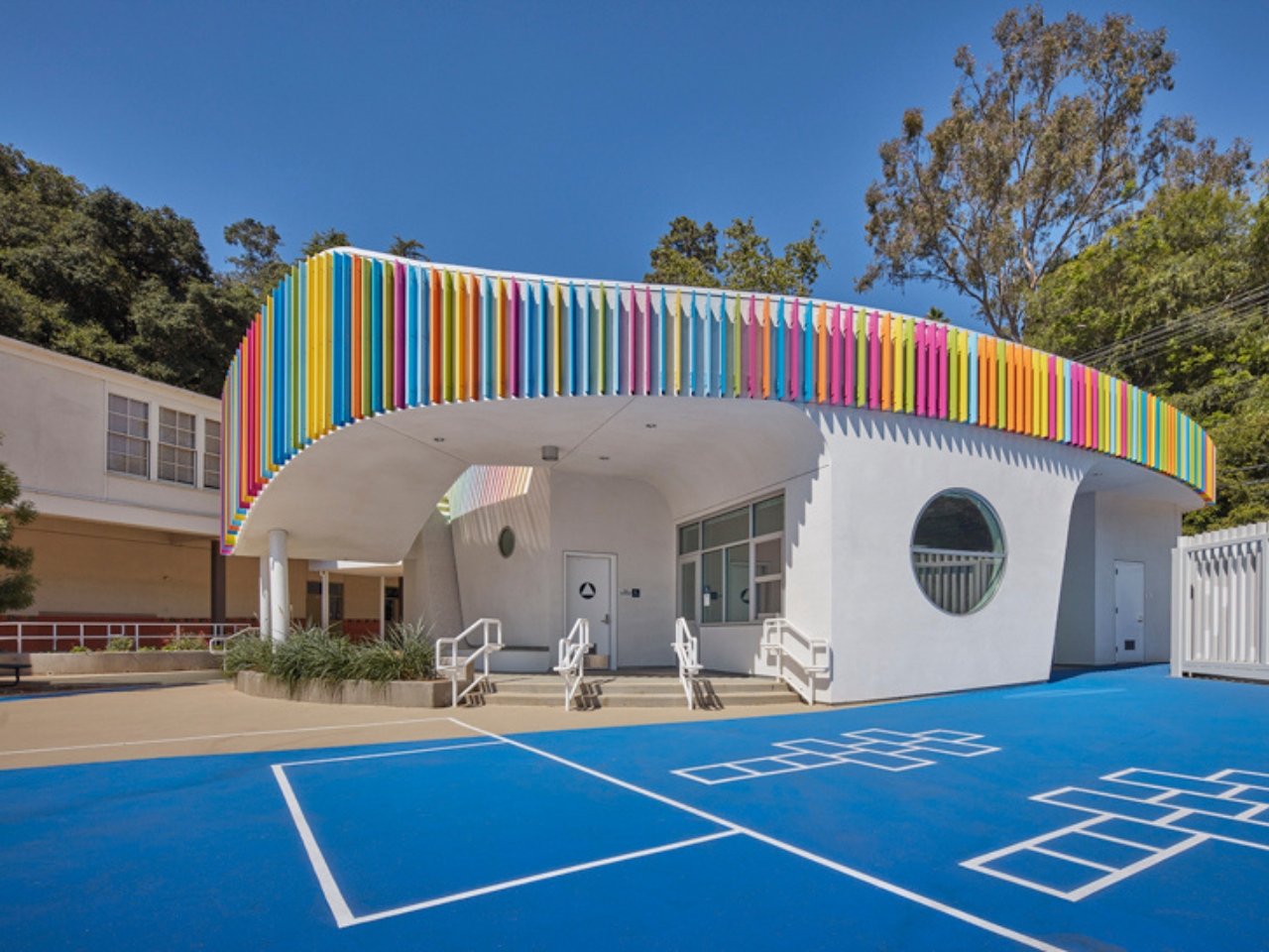 1748945951 886 Decouvrez comment LA School allie design ludique et innovation durable - plare.