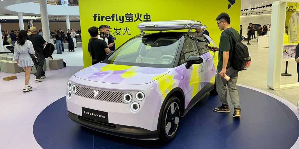 <p>NIO annonce son expansion en Europe avec l'arrivée de la marque Firefly</p>
<p>NIO, le constructeur chinois de véhicules électriques, a confirmé son intention de lancer sa marque plus abordable, Firefly, sur le marché européen en 2025. Cette initiative vise à proposer des véhicules électriques compacts et accessibles, concurrençant des modèles tels que la Smart de Mercedes-Benz et la Mini de BMW. (<a href="https://electrek.co/2023/12/15/nio-president-confirms-more-affordable-firefly-sub-brand-europe-2025-ev/?utm_source=openai">electrek.co</a>)</p>
<p>La Firefly est un véhicule électrique sous-compact à hayon, conçu pour offrir une alternative économique aux consommateurs européens. NIO prévoit de commercialiser ce modèle dans plusieurs pays européens, notamment l'Allemagne, la France, l'Espagne et le Royaume-Uni. (<a href="https://electrek.co/2023/12/15/nio-president-confirms-more-affordable-firefly-sub-brand-europe-2025-ev/?utm_source=openai">electrek.co</a>)</p>
<p>Cette expansion s'inscrit dans la stratégie de NIO visant à renforcer sa présence sur le marché européen, malgré les défis posés par les tarifs douaniers imposés par l'Union européenne sur les véhicules électriques chinois. La marque Firefly devrait aider NIO à pénétrer le segment des véhicules électriques compacts, répondant ainsi à une demande croissante pour des options de mobilité durable et abordable en Europe. (<a href="https://electrek.co/2023/12/15/nio-president-confirms-more-affordable-firefly-sub-brand-europe-2025-ev/?utm_source=openai">electrek.co</a>)</p>
<p>Avec l'introduction de la Firefly, NIO espère élargir sa clientèle européenne et renforcer sa position sur le marché des véhicules électriques, en offrant des options diversifiées adaptées aux besoins des consommateurs européens.</p> - plare. NIO Européenne