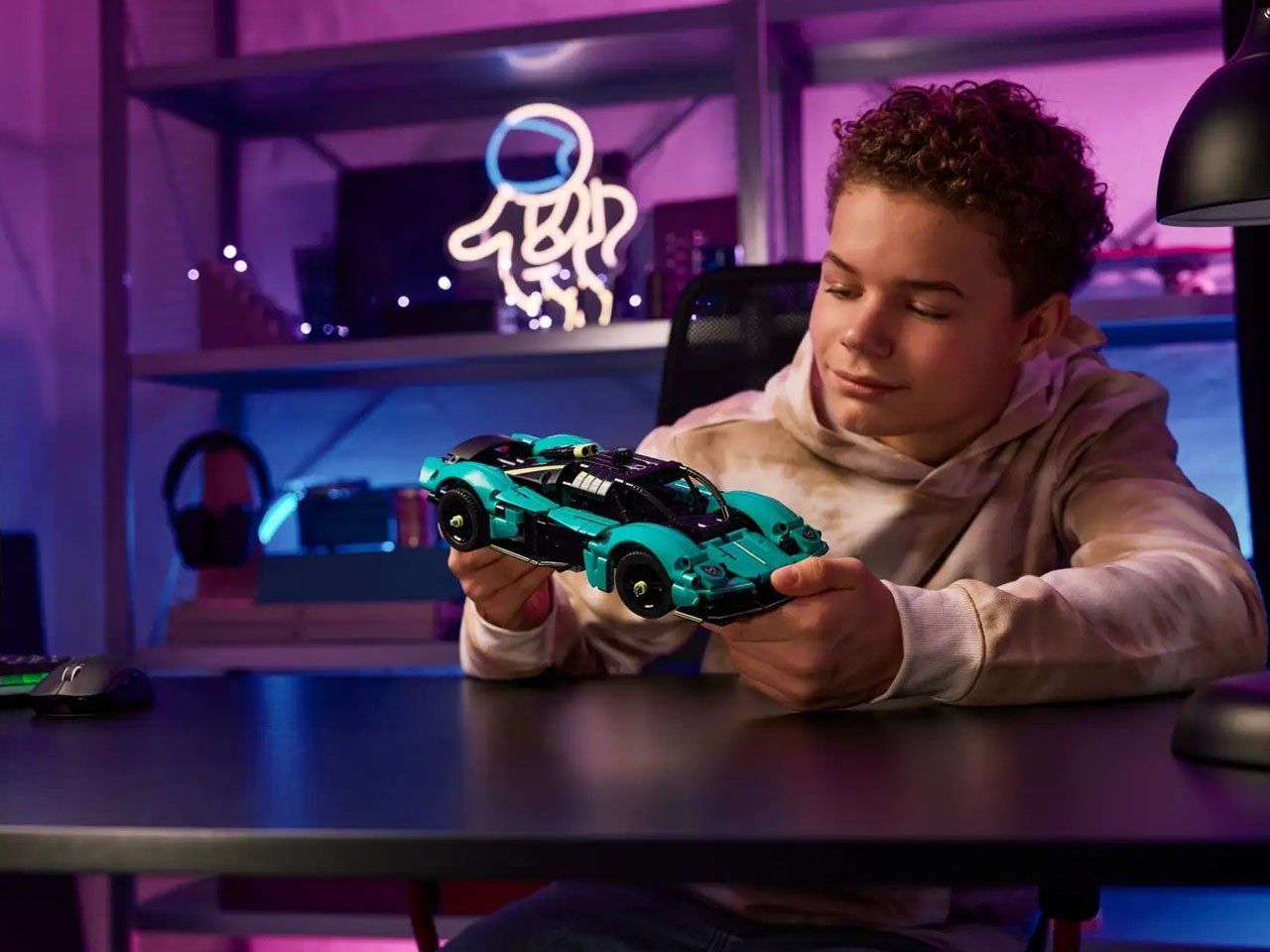 1748964454 263 Incroyable Aston Martin Valkyrie LEGO Technic Un V12 Fonctionnel - plare.