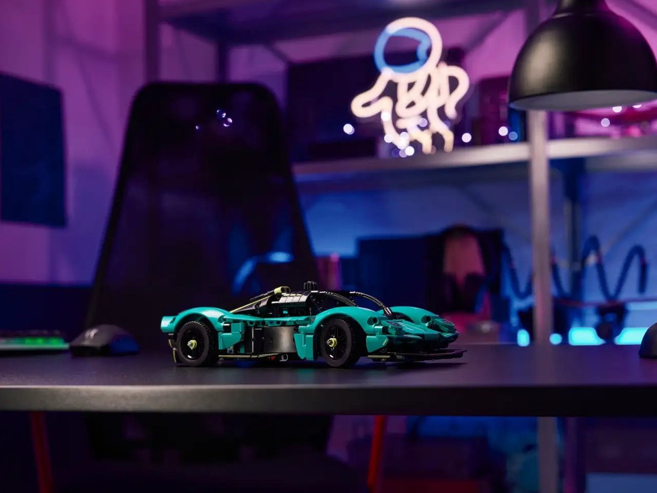 1748964454 592 Incroyable Aston Martin Valkyrie LEGO Technic Un V12 Fonctionnel - plare.