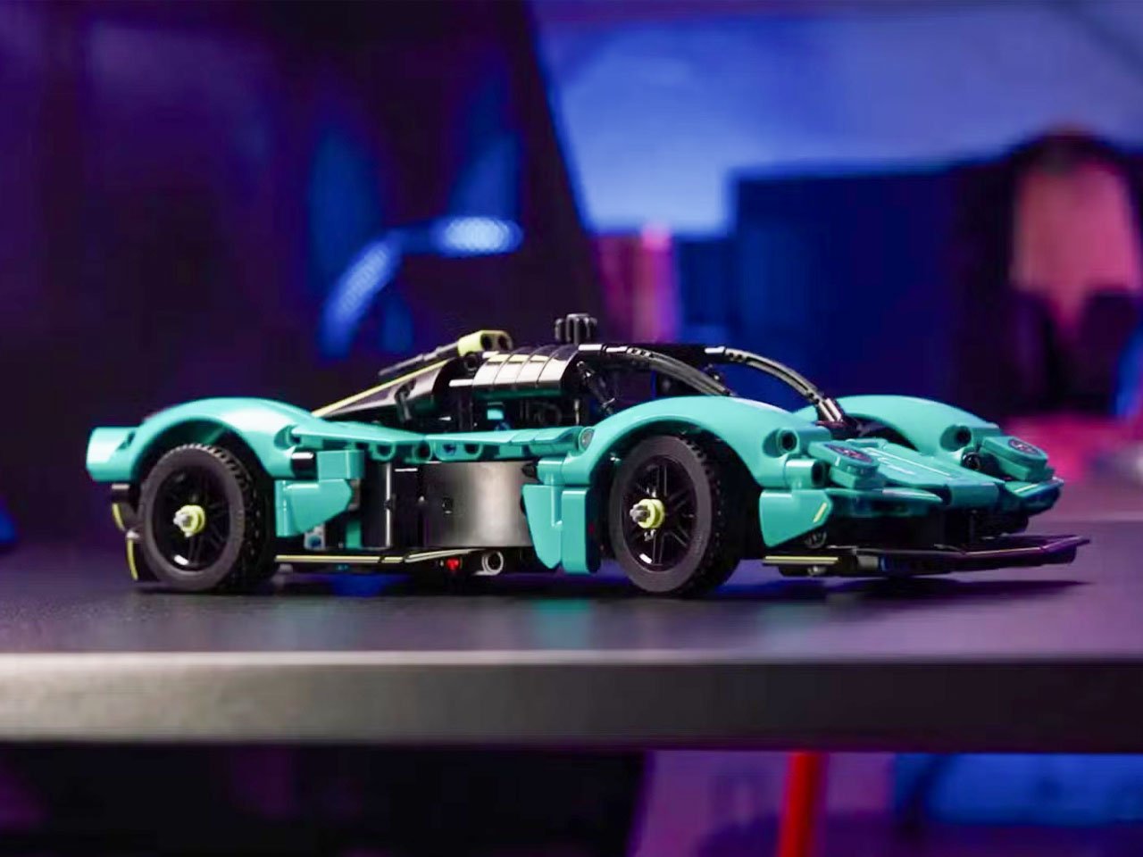 1748964454 904 Incroyable Aston Martin Valkyrie LEGO Technic Un V12 Fonctionnel - plare.