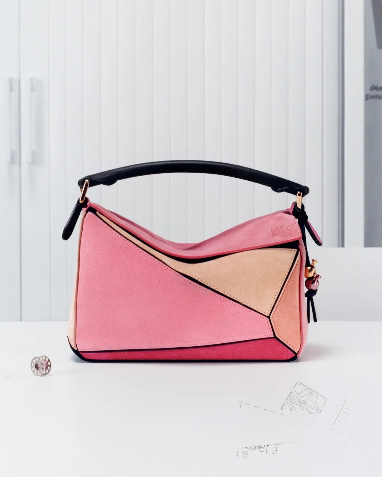 1748969163 124 Decouvrez lExposition Eblouissante de Loewe Celebration des 10 Ans - plare.
