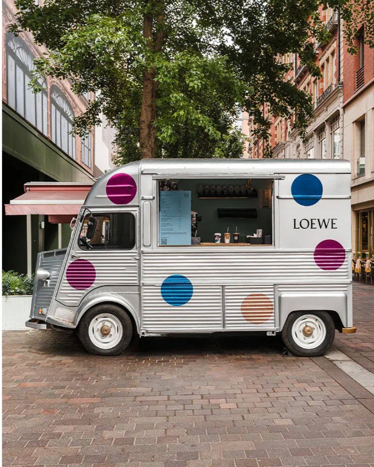 1748969163 99 Decouvrez lExposition Eblouissante de Loewe Celebration des 10 Ans - plare.