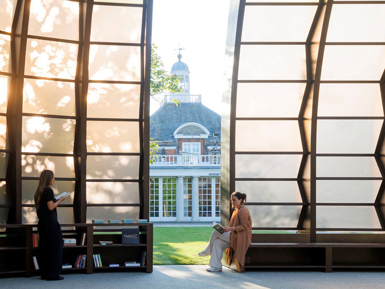 1749081896 579 Decouvrez le Chef dOEuvre Serein de Marina Tabassum au Serpentine Pavilion - plare.