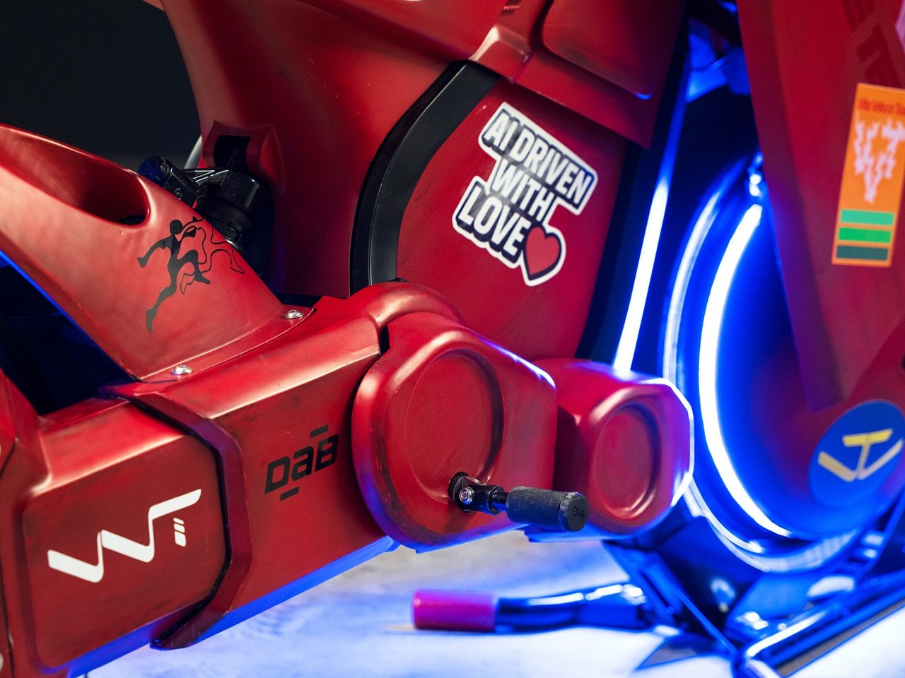 1749152961 990 Decouvrez le velo electrique futuriste de J Balvin et DAB - plare.