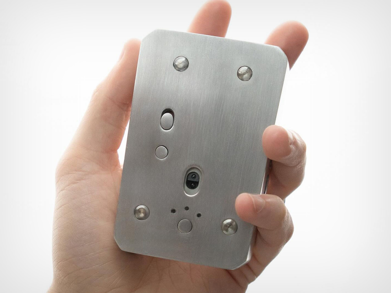 1749257197 338 Decouvrez la Souris en Aluminium Inspiree par le Cybertruck - plare.