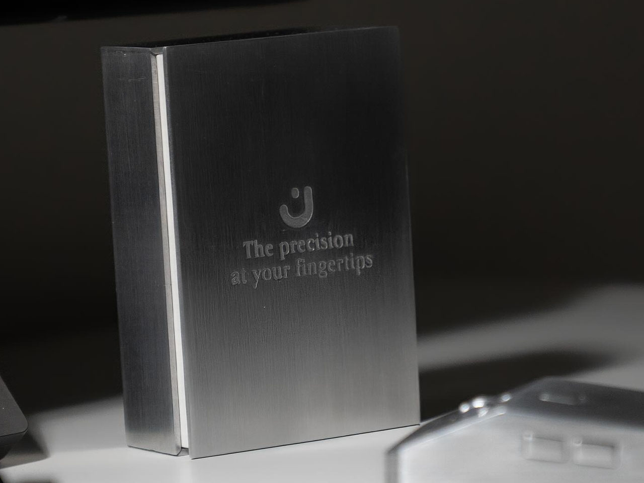 1749257198 193 Decouvrez la Souris en Aluminium Inspiree par le Cybertruck - plare.