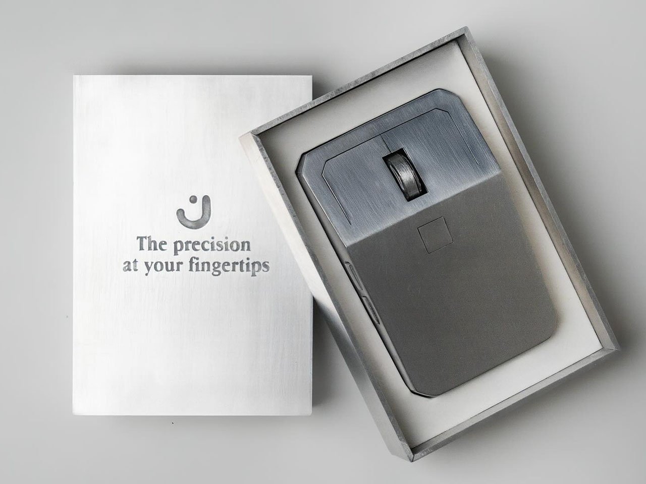 1749257199 630 Decouvrez la Souris en Aluminium Inspiree par le Cybertruck - plare.