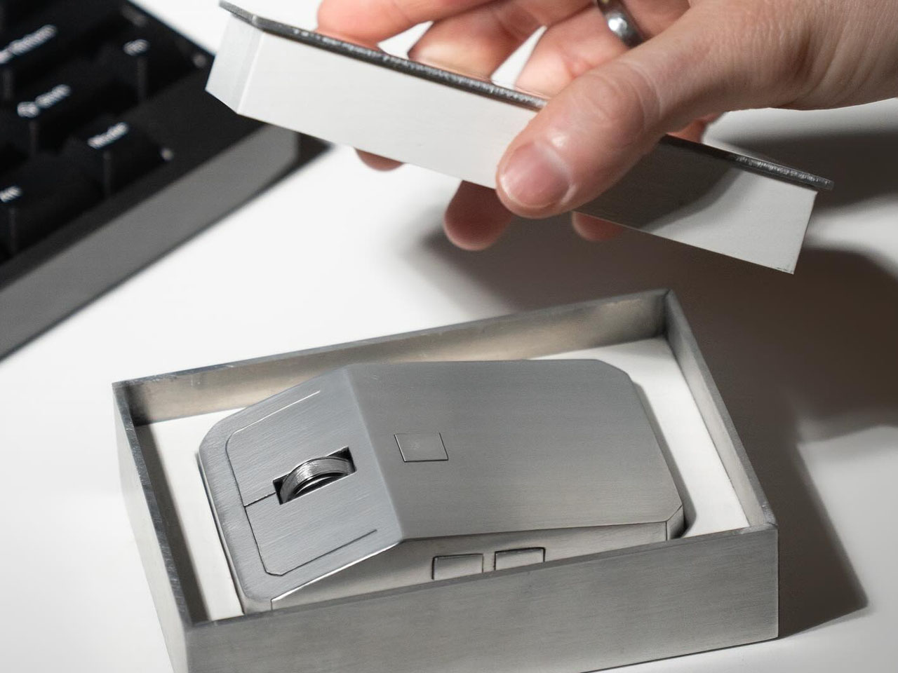 1749257199 956 Decouvrez la Souris en Aluminium Inspiree par le Cybertruck - plare.
