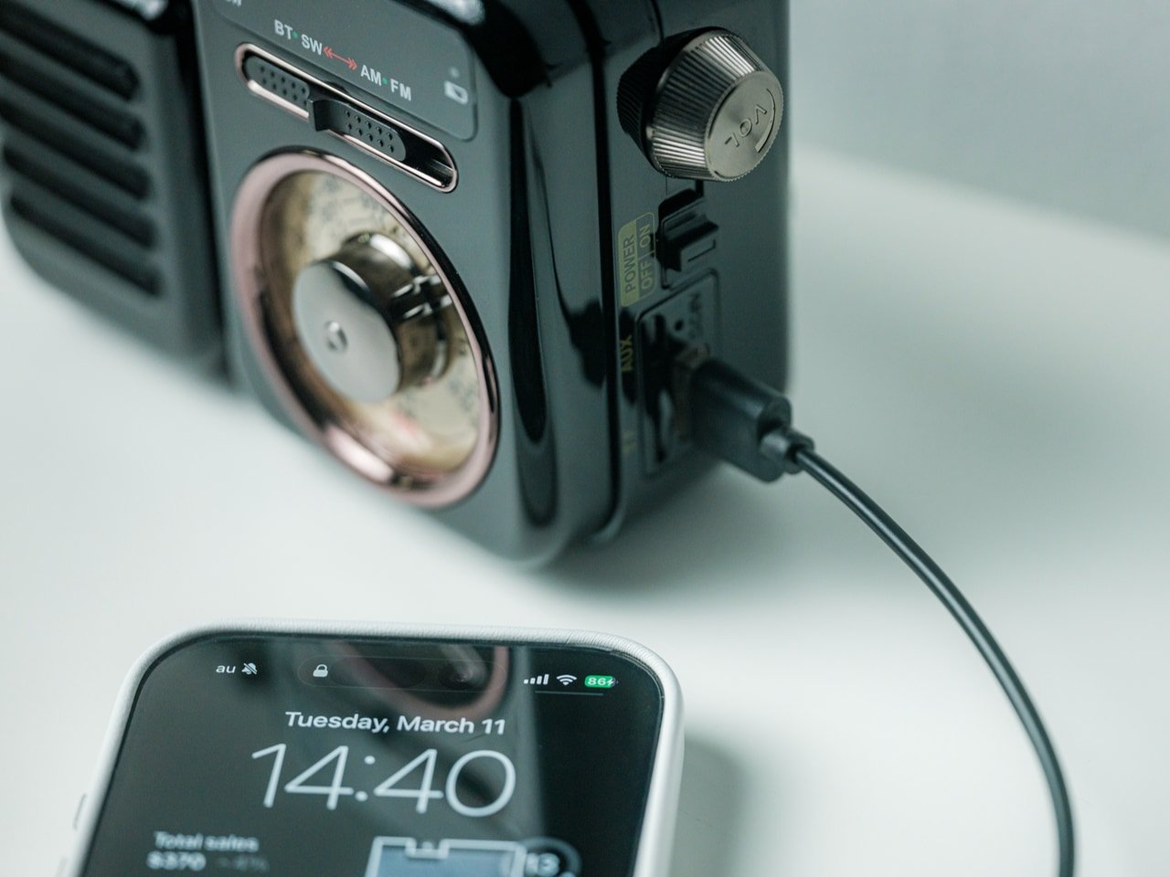 1749348872 504 Decouvrez Pourquoi Cette Radio Retro 7 en 1 Pourrait Eclipser Votre Smartphone - plare.