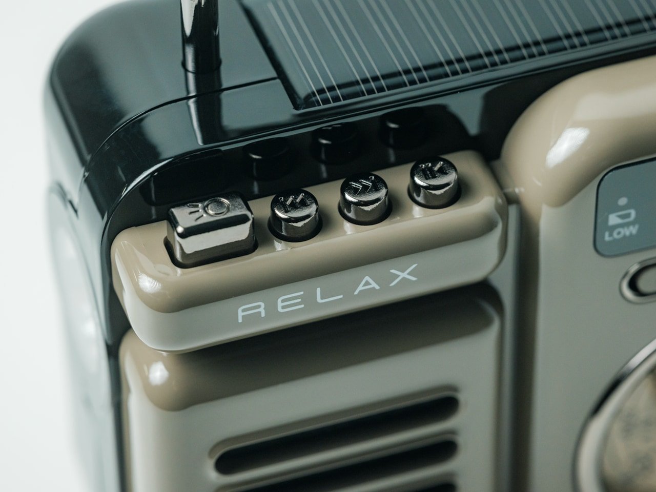 1749348872 645 Decouvrez Pourquoi Cette Radio Retro 7 en 1 Pourrait Eclipser Votre Smartphone - plare.