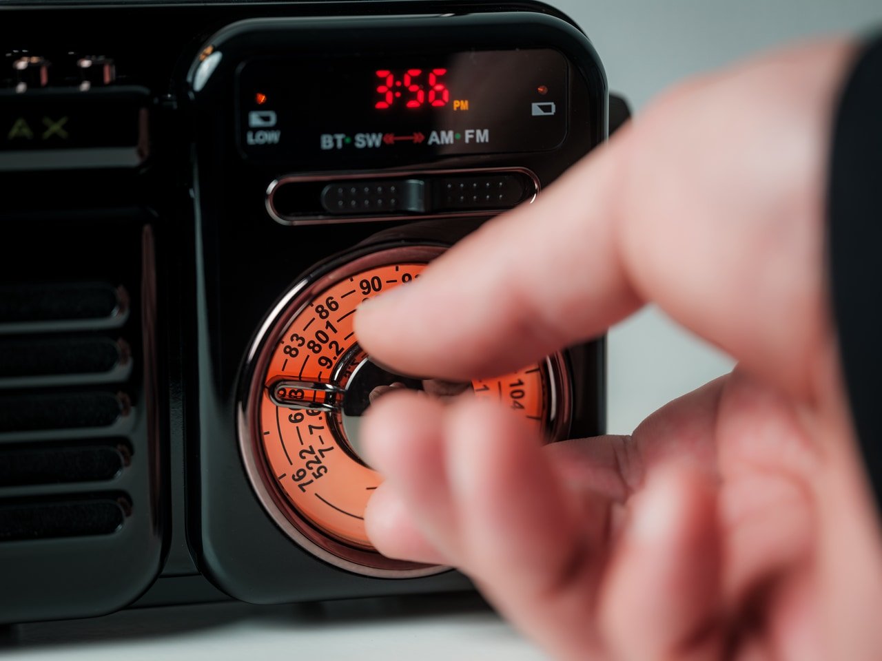 1749348872 990 Decouvrez Pourquoi Cette Radio Retro 7 en 1 Pourrait Eclipser Votre Smartphone - plare.
