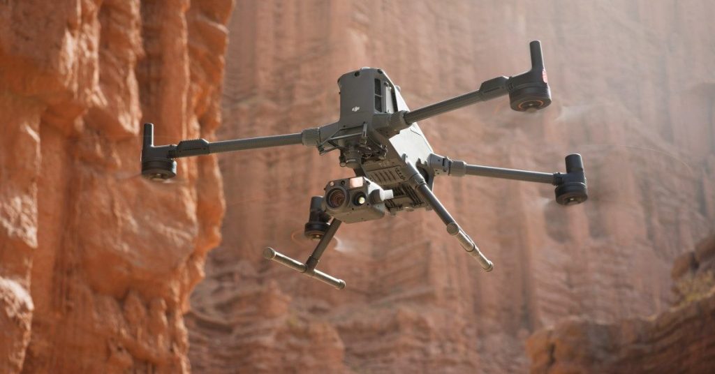 Le DJI Air 3S offre jusqu'à 45 minutes de vol (as.com). Ce drone haut de gamme est équipé d'une caméra principale de 50 MP avec un capteur CMOS de 1 pouce et d'une téléobjectif de 48 MP avec un capteur CMOS de 1/1,3 pouce, offrant un zoom optique 3x et la capacité d'enregistrer des vidéos en 4K/60 fps HDR et 4K/120 fps. Il dispose également d'une détection d'obstacles omnidirectionnelle grâce à des capteurs LiDAR et TOF, d'une transmission vidéo HD jusqu'à 20 km et de fonctions avancées telles que ActiveTrack 360° et le suivi de mise au point. Le prix commence à 1 099 euros pour la version de base. (cincodias.elpais.com)