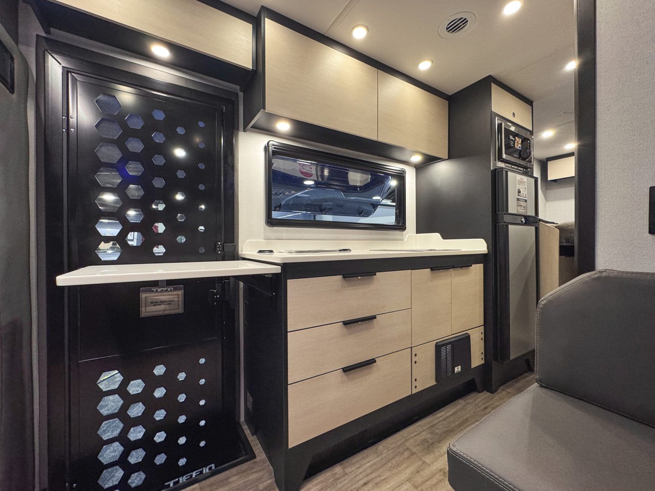 1749570892 245 Decouvrez le Tiffin Open Trail 25 AO Le Camper - plare.