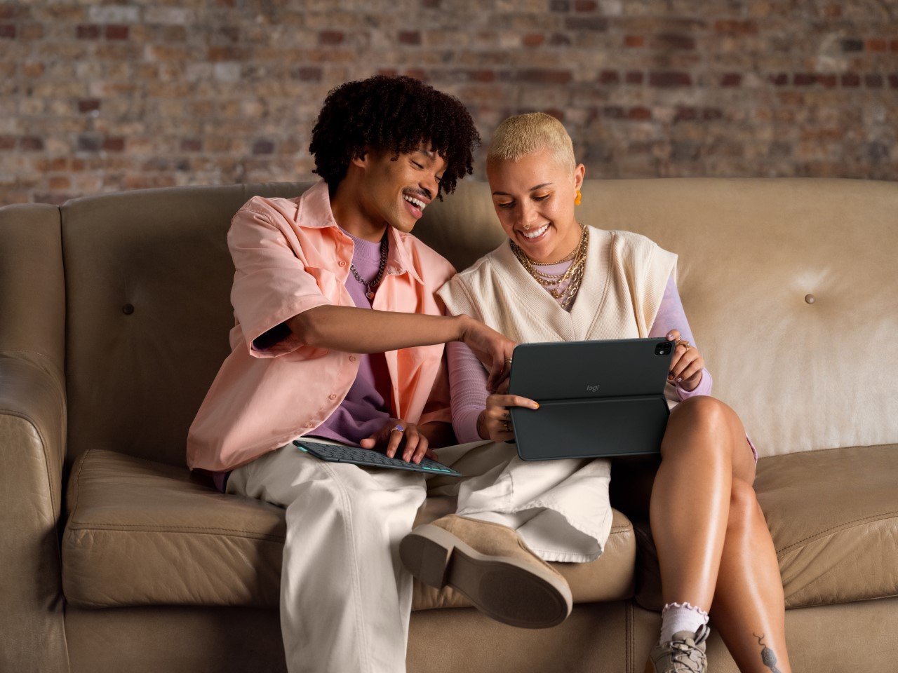 1749627135 40 Decouvrez le Tout Premier Etui 2 en 1 pour iPad de Logitech - plare.