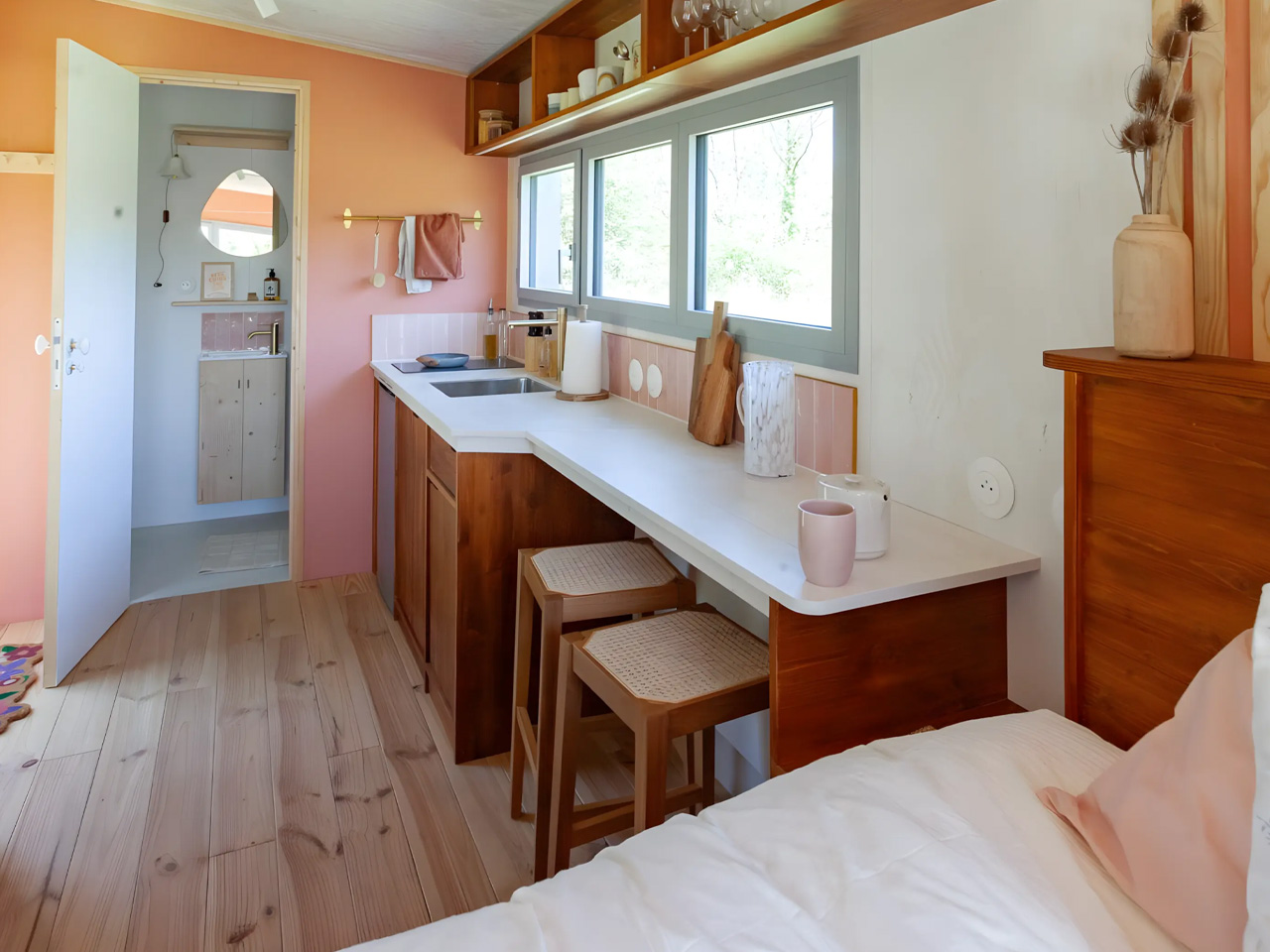 1749944338 600 Decouvrez le Chic Minimaliste Une Tiny Home Elegante et - plare.