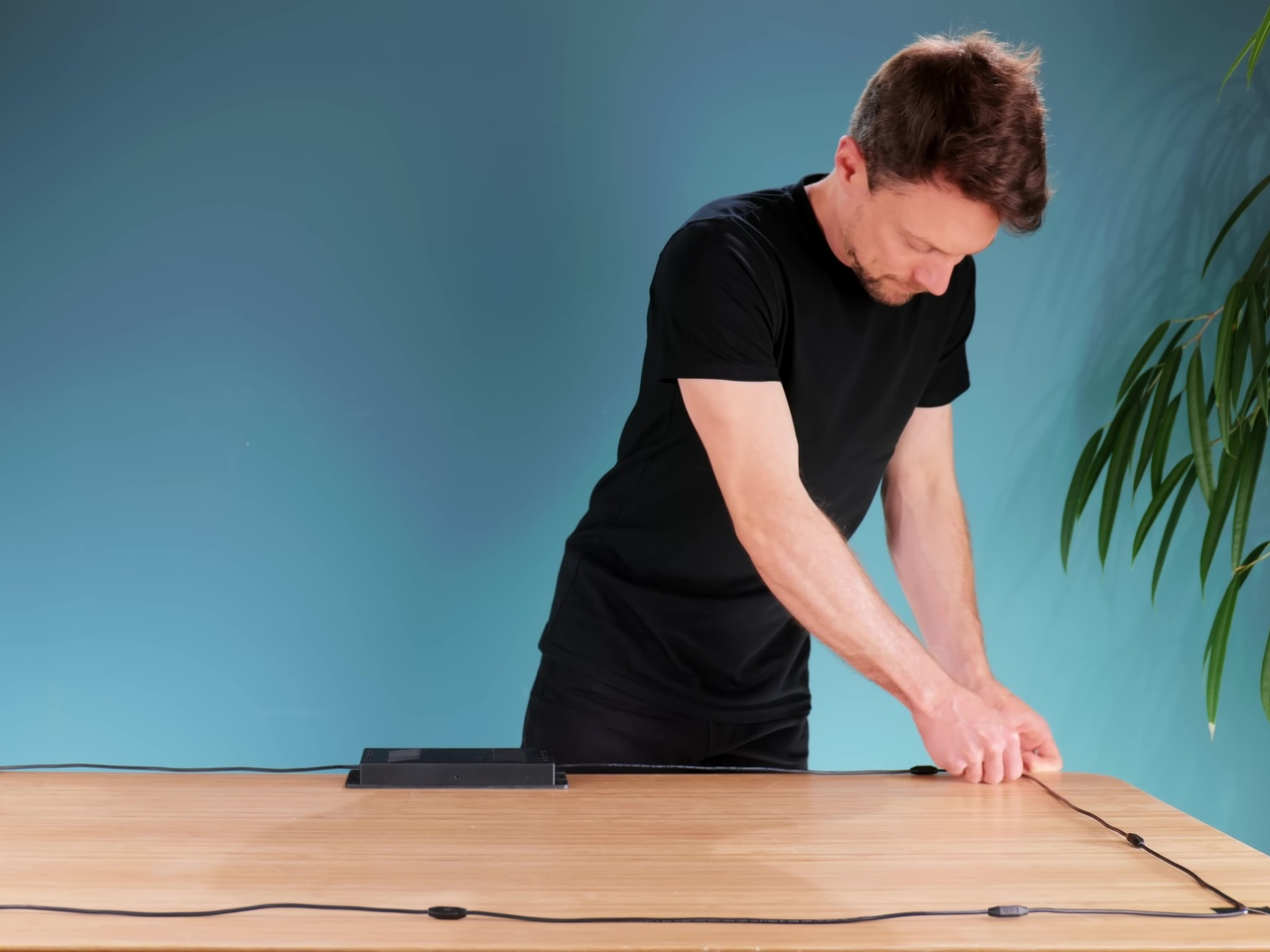 1750094699 437 Transformez Votre Bureau Le DIY Minimaliste avec Cables Invisibles - plare.