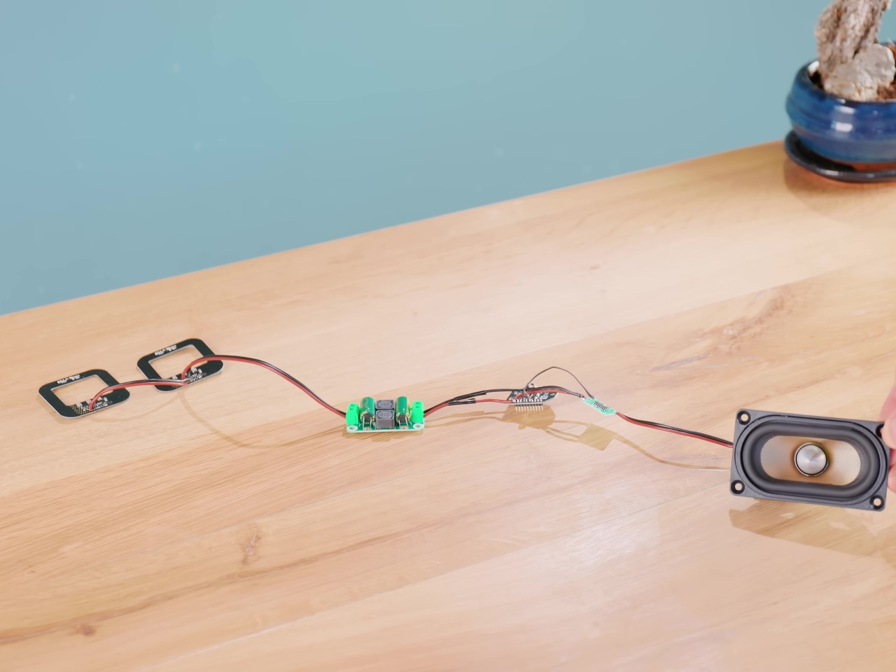 1750094701 936 Transformez Votre Bureau Le DIY Minimaliste avec Cables Invisibles - plare.