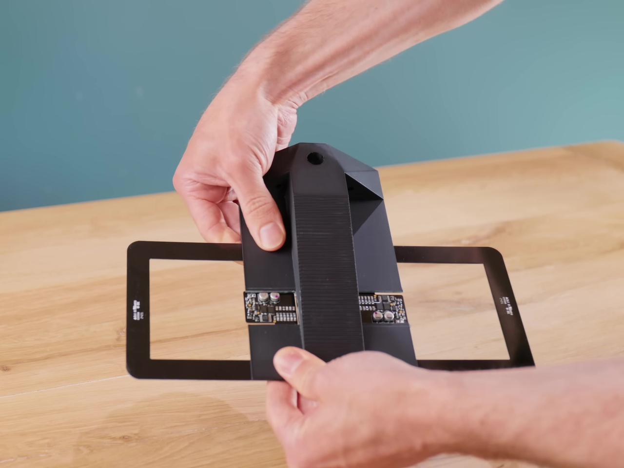 1750094702 352 Transformez Votre Bureau Le DIY Minimaliste avec Cables Invisibles - plare.