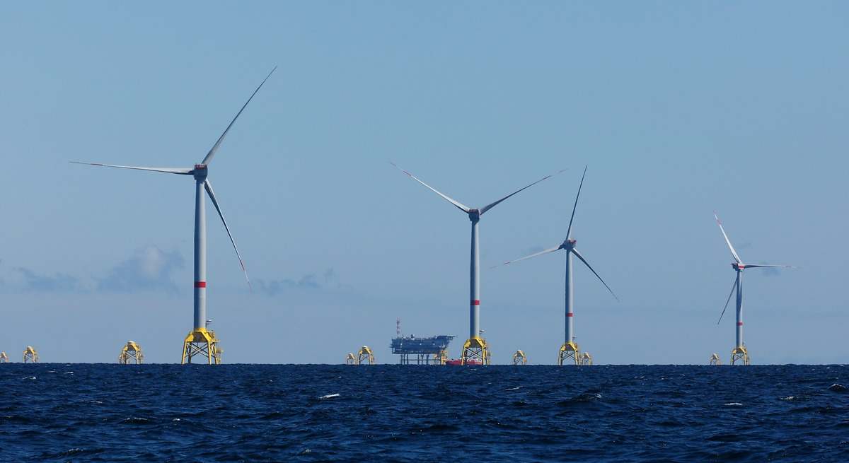Aerogeneradores offshore operando en el mar