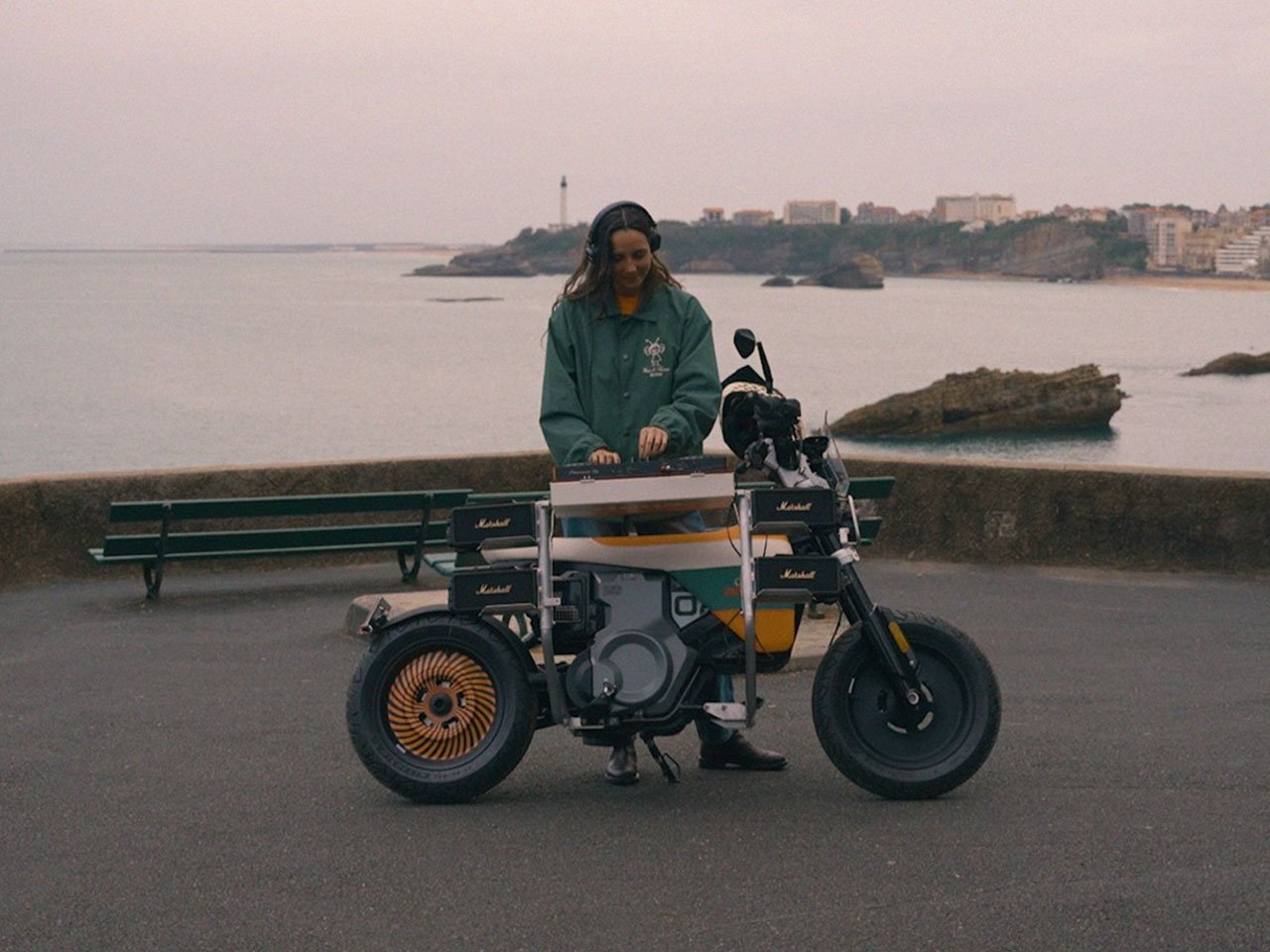 1750194596 844 Decouvrez la BMW DE 02 x Deus La moto electrique - plare.