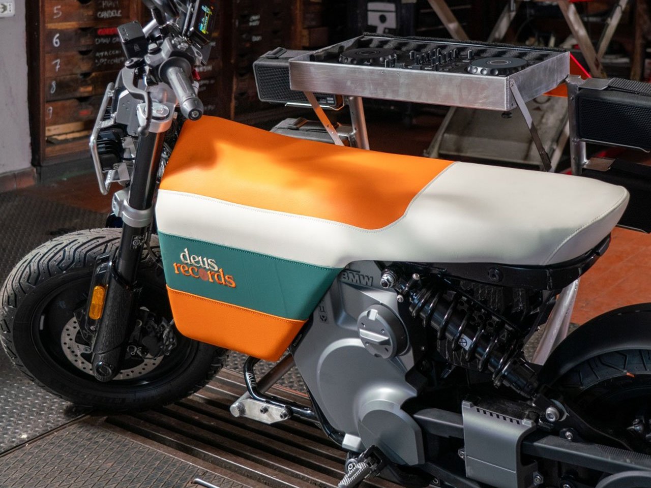 1750194597 374 Decouvrez la BMW DE 02 x Deus La moto electrique - plare.