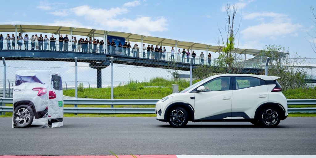 <p>Le BYD Seagull, une voiture électrique abordable, a franchi le cap du million d'unités vendues, avec un prix d'environ 9 000 € (<a href="https://wise.com/fr/currency-converter/usd-to-eur-rate?utm_source=openai">wise.com</a>).</p>
<p>Ce modèle économique se distingue par son accessibilité, sa performance et son design moderne, répondant aux besoins des conducteurs soucieux de l'environnement.</p>
<p>Sa popularité croissante témoigne de l'évolution du marché des véhicules électriques, où des options abordables deviennent de plus en plus courantes.</p>
<p>Le Seagull est désormais disponible sur plusieurs marchés internationaux, offrant une alternative écologique et économique aux consommateurs du monde entier.</p> - plare. BYD-Seagull-EV-sales