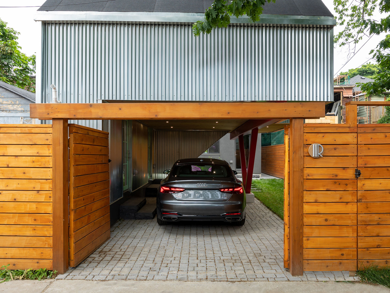 1750289871 366 Decouvrez Comment une Petite Maison Flottante Optimise Espace et Preserve - plare.