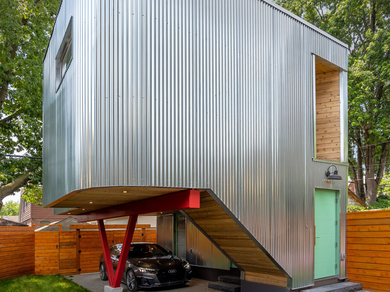 1750289872 246 Decouvrez Comment une Petite Maison Flottante Optimise Espace et Preserve - plare.