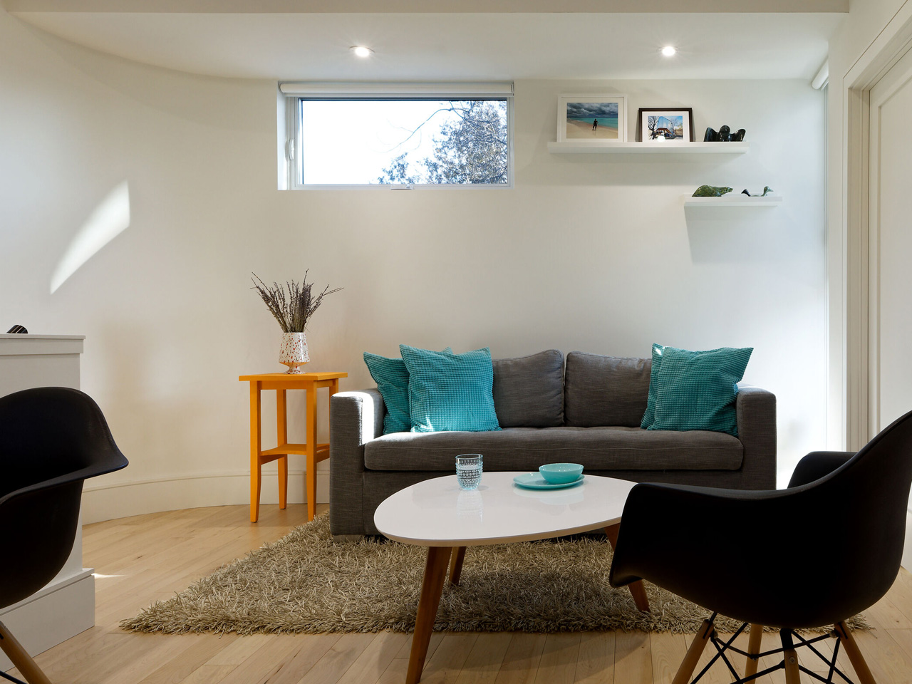 1750289873 811 Decouvrez Comment une Petite Maison Flottante Optimise Espace et Preserve - plare.