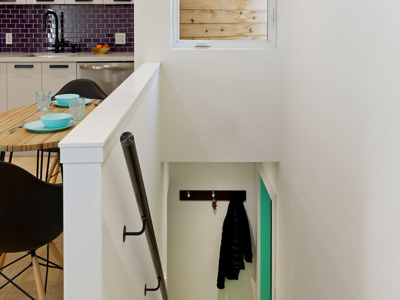 1750289874 762 Decouvrez Comment une Petite Maison Flottante Optimise Espace et Preserve - plare.
