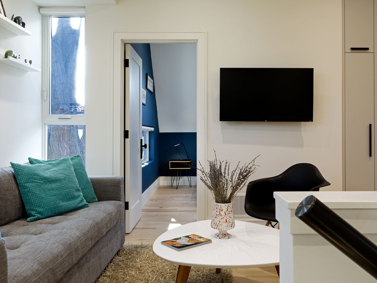 1750289876 651 Decouvrez Comment une Petite Maison Flottante Optimise Espace et Preserve - plare.