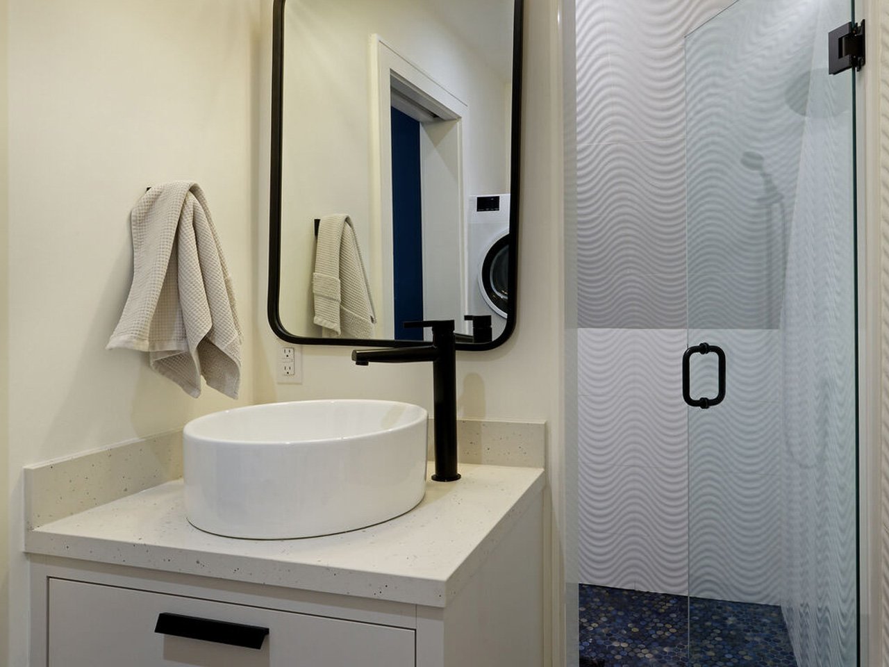 1750289877 876 Decouvrez Comment une Petite Maison Flottante Optimise Espace et Preserve - plare.