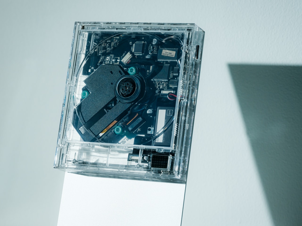 1750894971 736 Decouvrez le Lecteur CD Transparent qui Transforme Vos Albums en - plare.