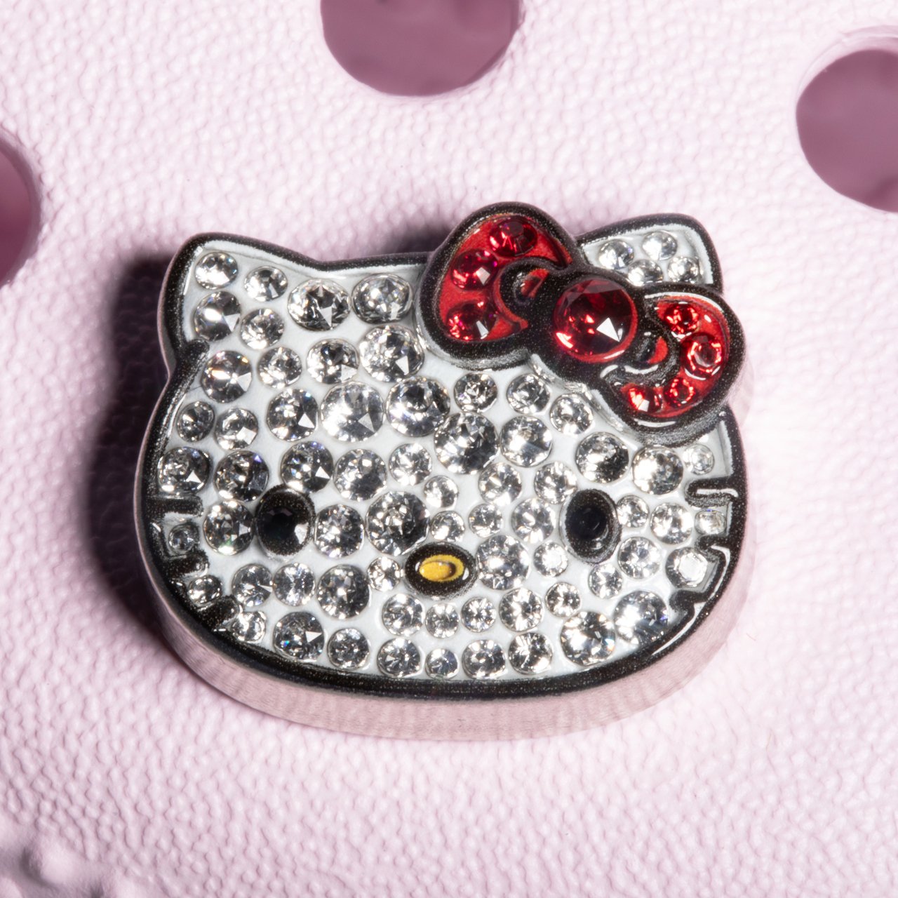 1751034755 745 Decouvrez Comment Hello Kitty et Crocs Eblouissent avec des Etoiles - plare.