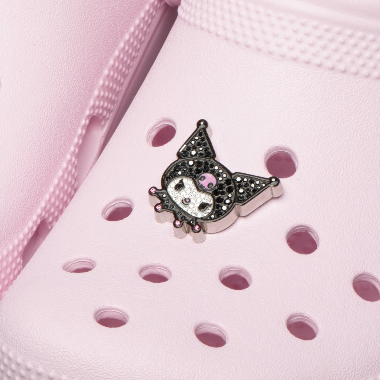 1751034755 792 Decouvrez Comment Hello Kitty et Crocs Eblouissent avec des Etoiles - plare.