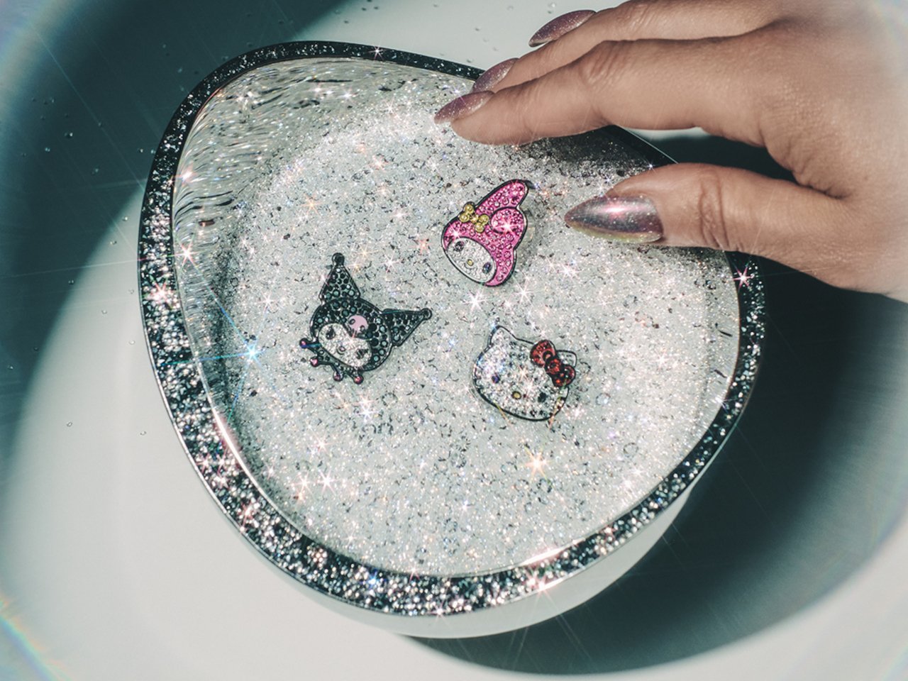 1751034755 913 Decouvrez Comment Hello Kitty et Crocs Eblouissent avec des Etoiles - plare.