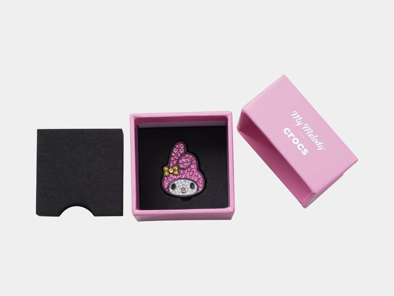 1751034756 150 Decouvrez Comment Hello Kitty et Crocs Eblouissent avec des Etoiles - plare.